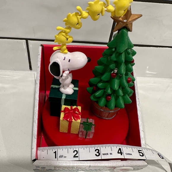 Peanuts Kurt Adler Light up Musical Table Piece for Christmas - Picture 3 of 9